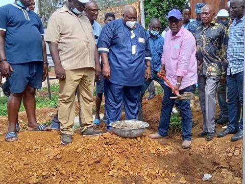 Alhaji Kanja erecting one of the poles in Bonthe