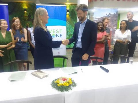 British High Commissioner to Sierra Leone, Lisa Jane Chesney and  Co-Lead of the ARIA initiative, Alex Kucharski, at the MOU signing ceremony