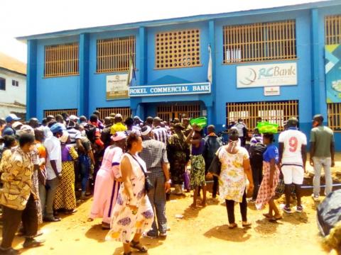 Chaotic scenes at the Rokel Commercial Bank in Kenema on Tuesday.jpg