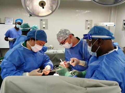 Chinese medical experts working alongside Sierra Leonean counterparts