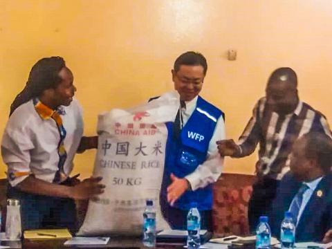 Dr Sengeh handing over the rice to WFP Offical