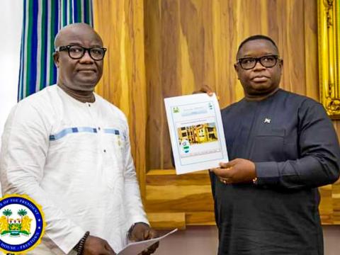 ECSL chief presenting the report to President Bio