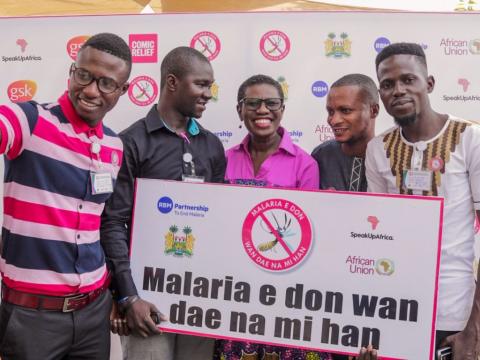 Freetown Mayor Yvonne Aki-Sawyer poses with health reporters at a 'Zero Malaria Starts With Me' event in Freetown