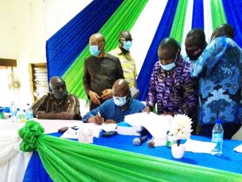 Minister of Energy singing the document