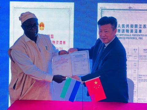 Minister of Local Government, Tamba Lamina and Jiangsu Province Vice Governor, Fang Wei after signing trade MOU