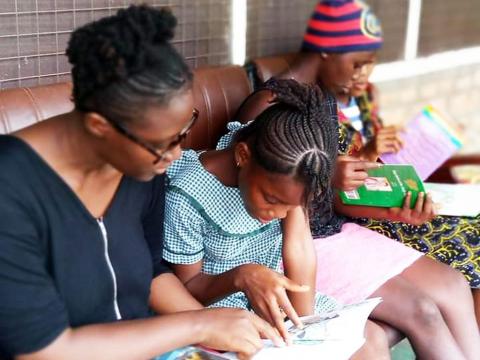 Makalay Saidiatu Sonda and kids studying