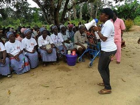 Musu Aruna addresses community people in Niawa