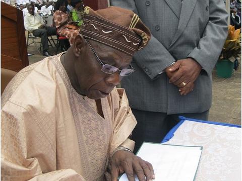 Obasanjo signing in the college register