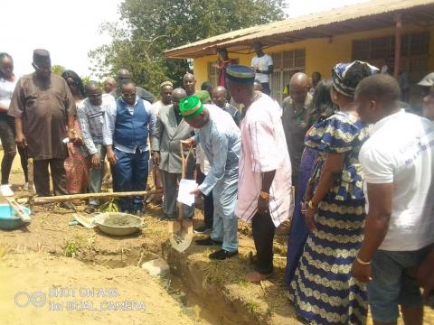 PC Kapuwa and other stakeholders turning the sod for DJ therapy center in Kenema