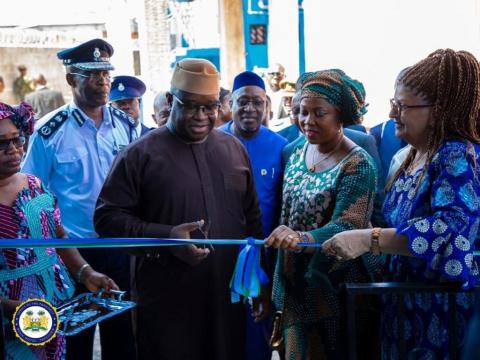 President Bio cutting the symbolic ribbon