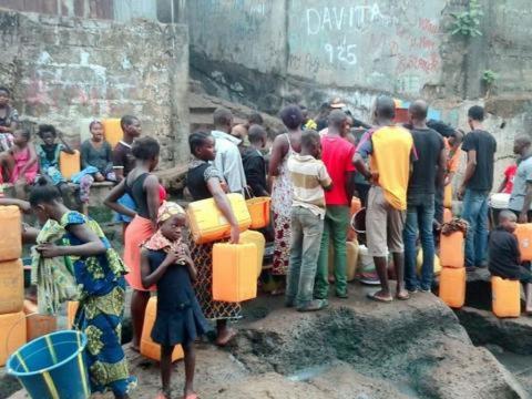 Sierra Leoneans queue for water in Freetown